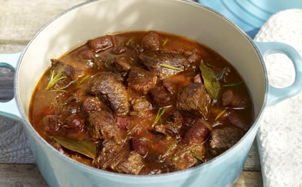 Rock Rött Mustig köttgryta med merguez, rött vin och rosmarin | Scan.se