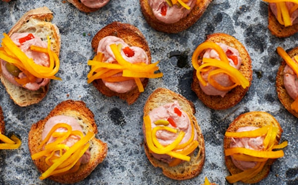 Pastej & olivspread med syltad saffransrättika | Scan.se