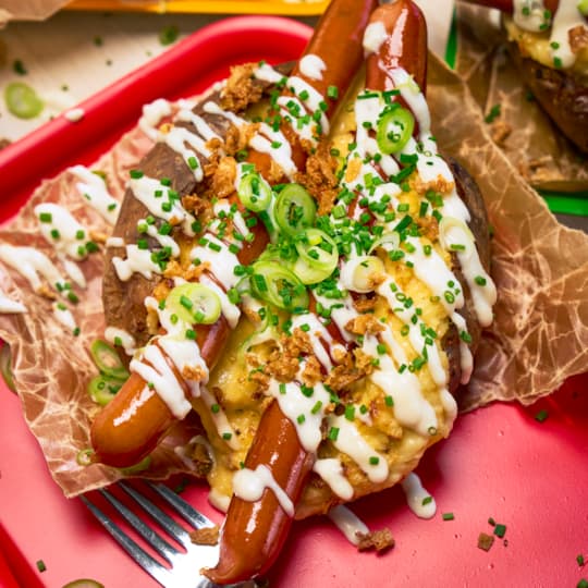 Loaded bakpotatis med ost & korv