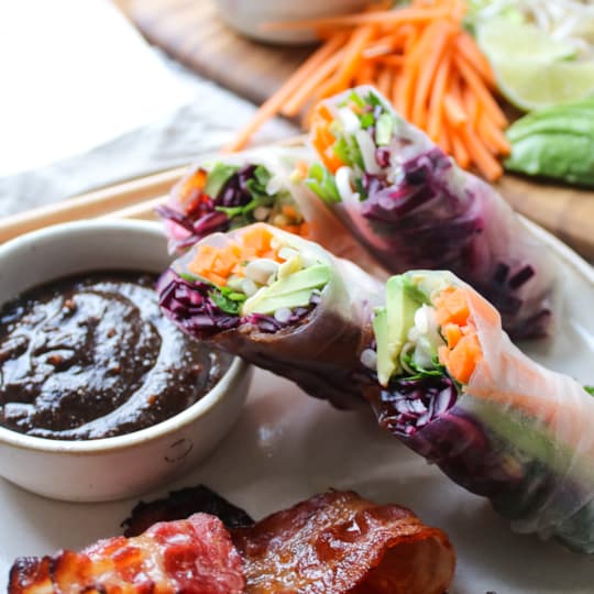 Mega spring rolls med honungsglaserat bacon och jordnötssås