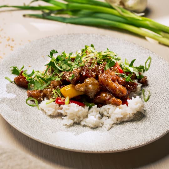 Sticky ingefära friterat fläsk med ris