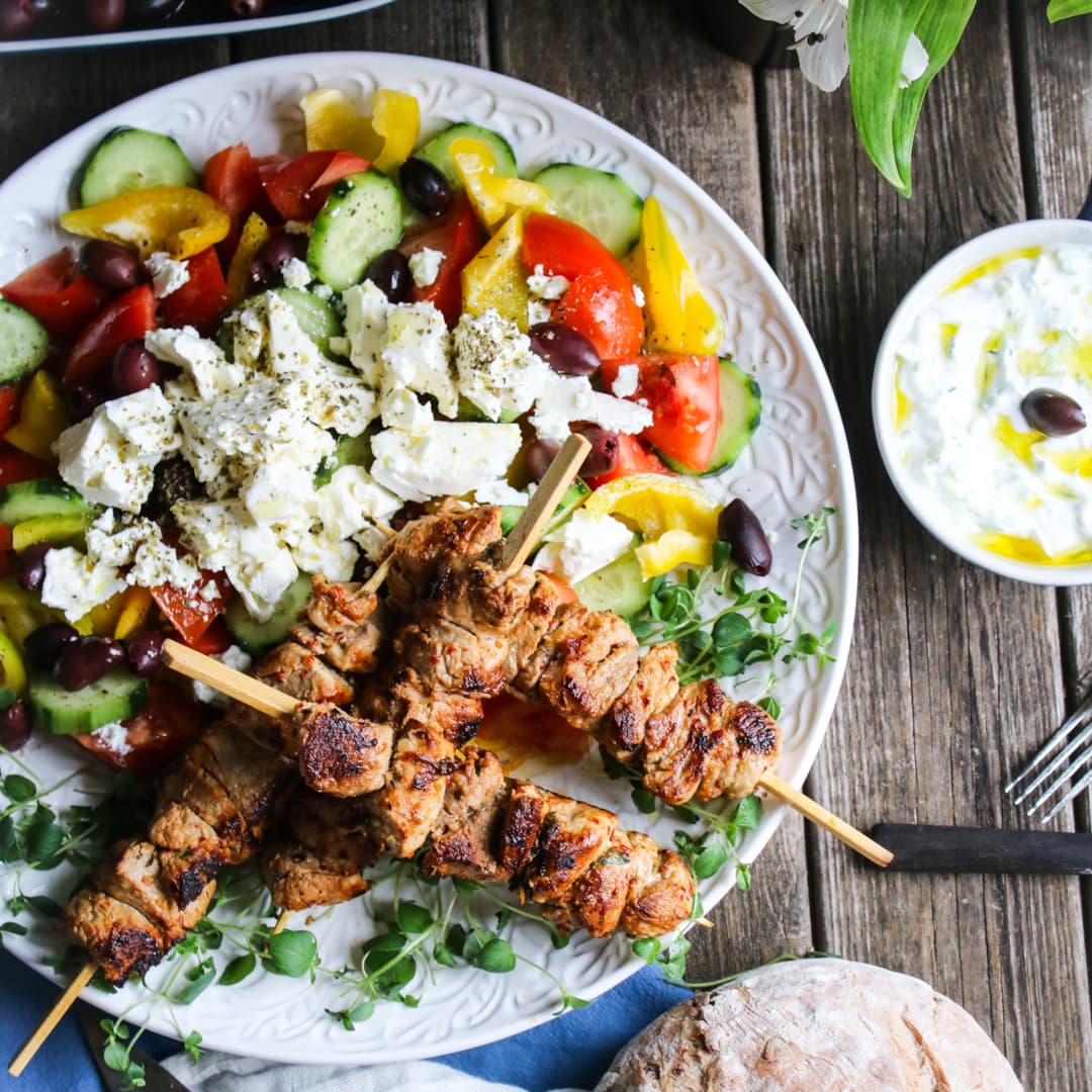 Souvlaki på fläskfilé med sallad och tzatziki