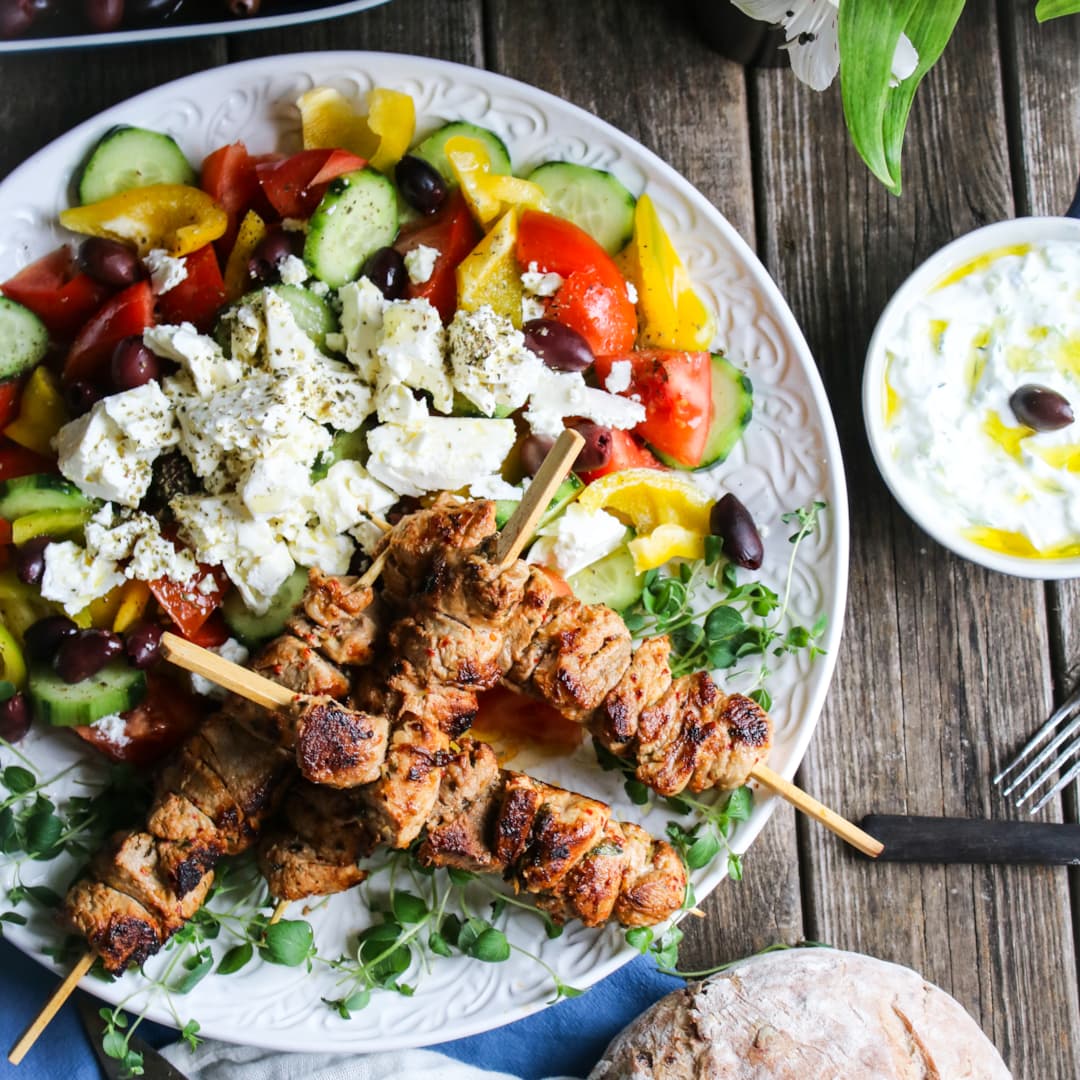 Souvlaki på fläskfilé med sallad och tzatziki