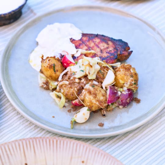 Grillkotlett med ljummen potatissallad & frasigt brödkrisp