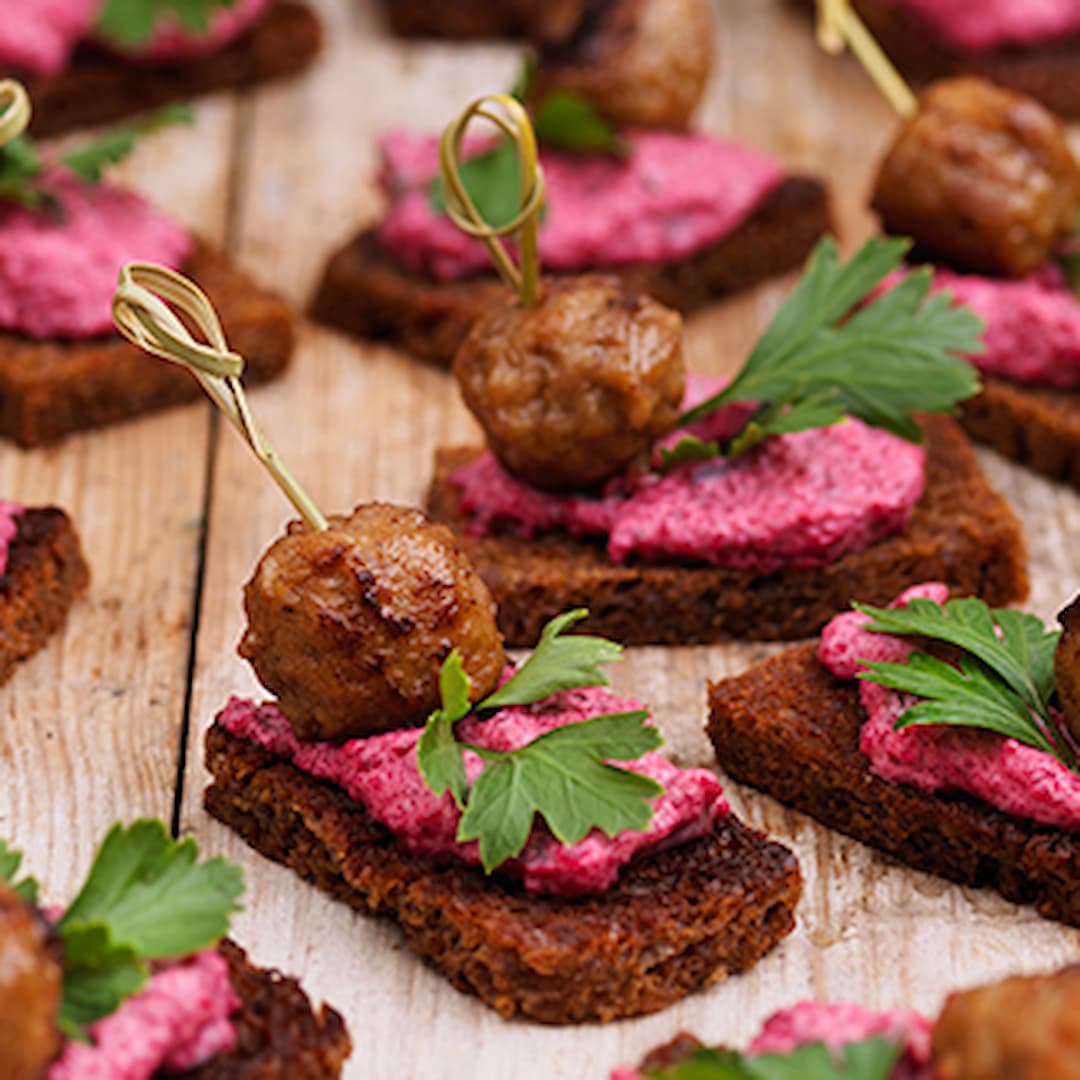 Köttbullar på kavring med rödbets-spread