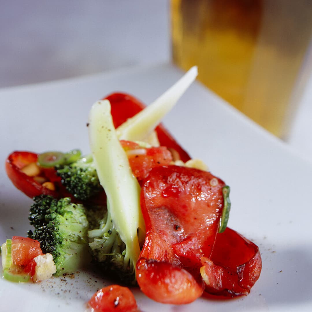Kolbasz-sallad med broccoli och getost