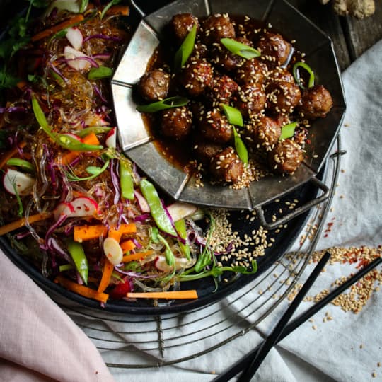 Delikatessköttbullar med krispig nudelsallad