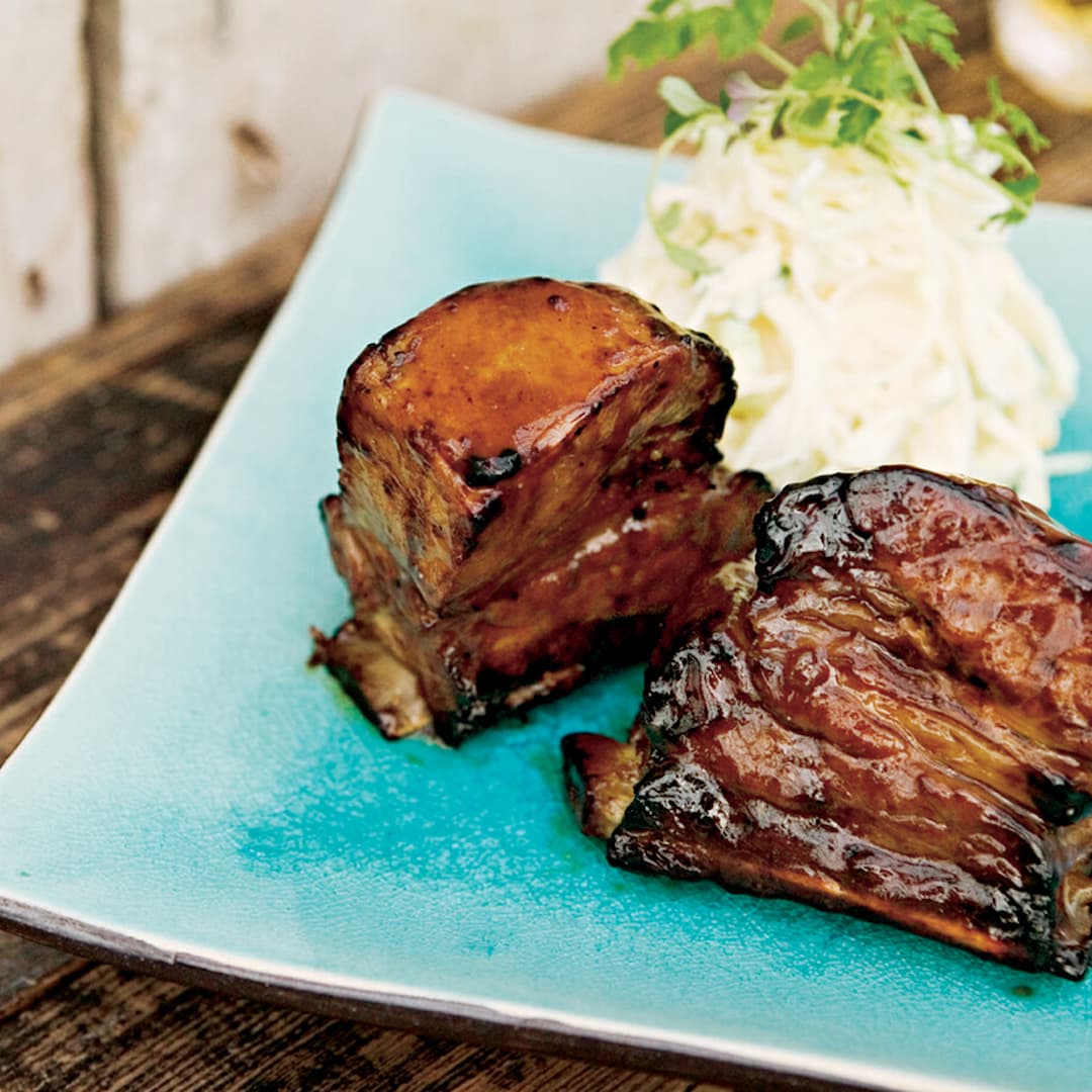 Soja- och ingefärsglaserade revben med rabarbercoleslaw