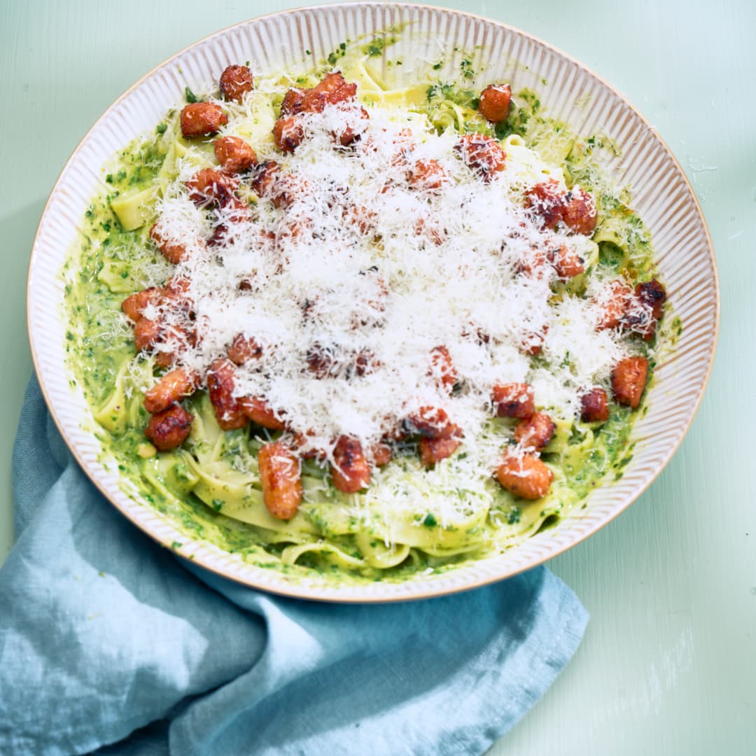 Pasta med kryddkorv & grön örtig bönsås
