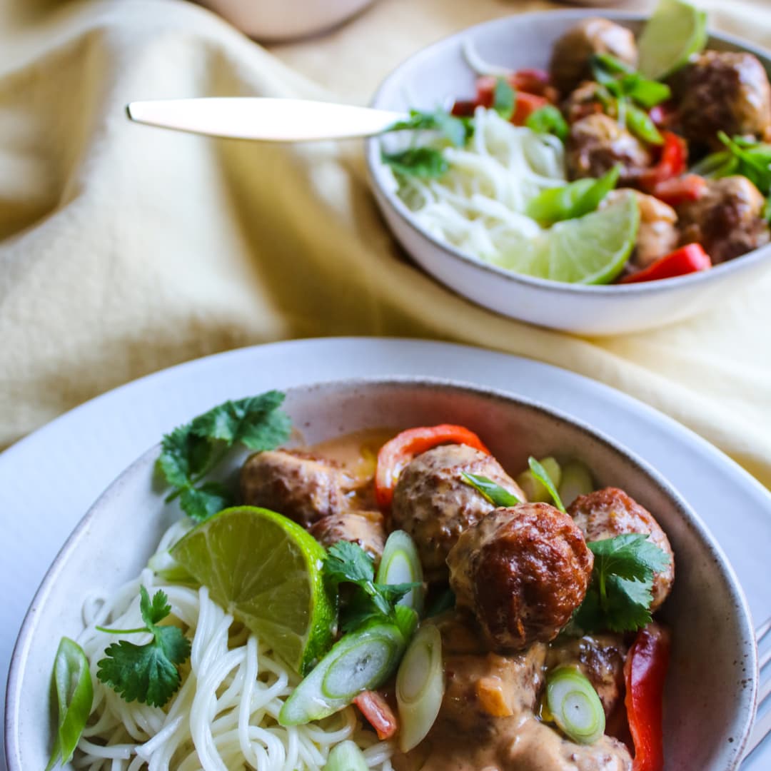 Köttbullar i currysås med nudlar