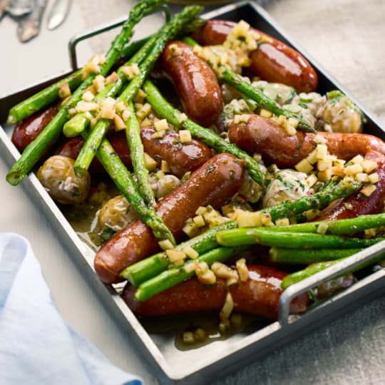 Högrevskorv med sommarpotatis och sparris