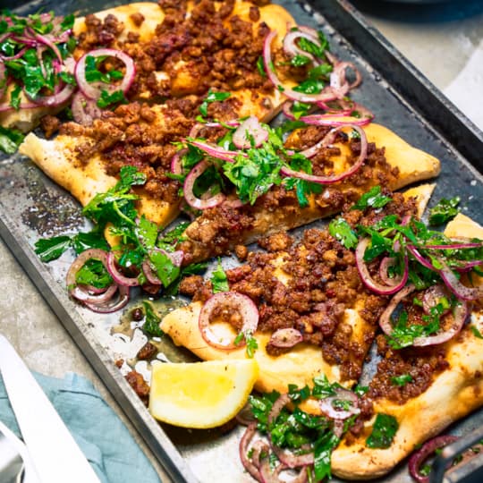 Labneh på Pinsa med kryddig lammfärs