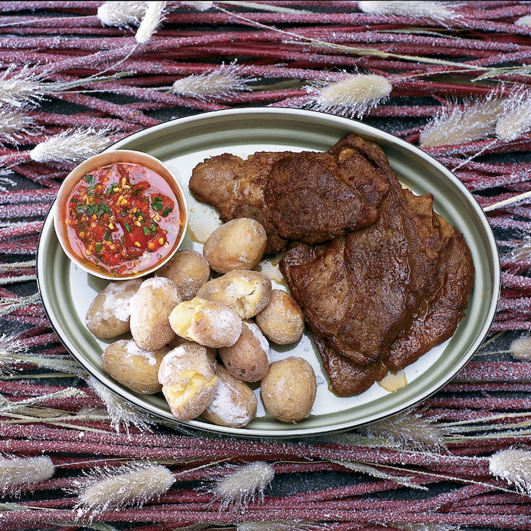 Grillskiva med salsa romesco och saltkokt potatis