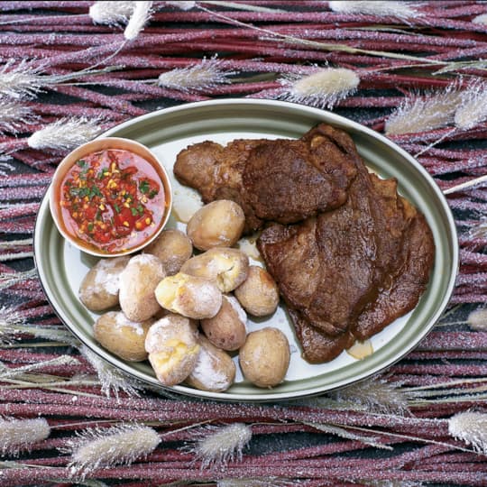 Grillskiva med salsa romesco och saltkokt potatis
