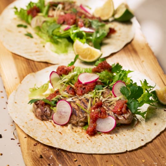 Burrito med fläskkotlett och salsa