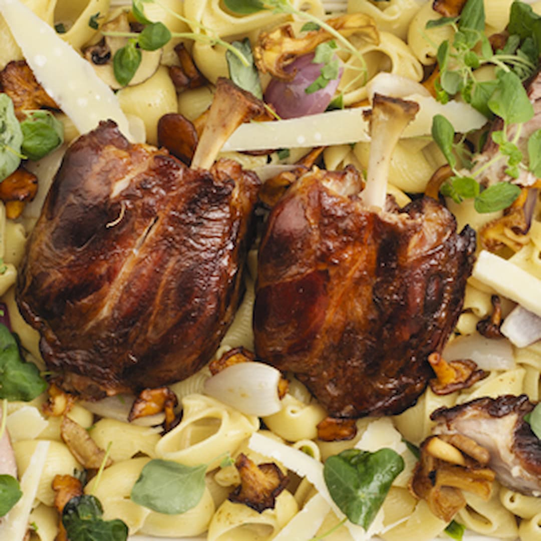 Alspånsrökt lårklubba, pasta med säsongens svamp, parmesan samt dijonsenap och en skvätt grädde.