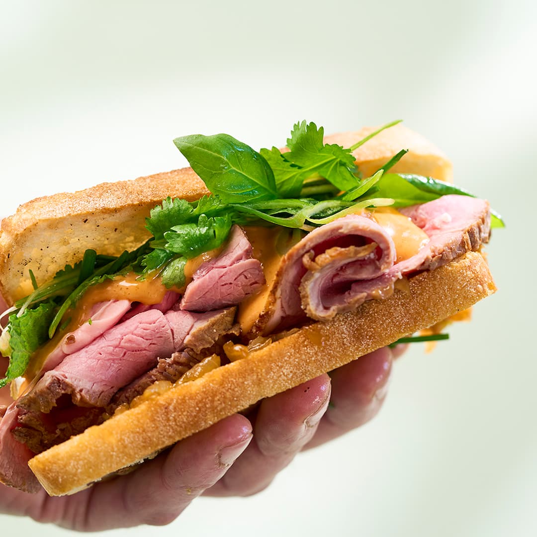 Surdegstoast med lammstek och het majonnäs