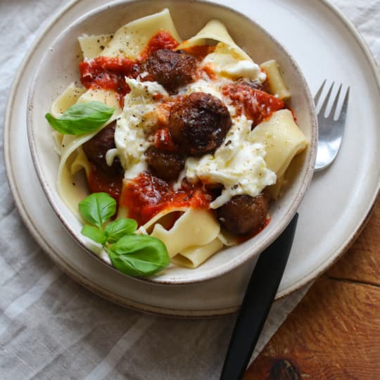 Pasta med köttbullar i kryddig tomatsås