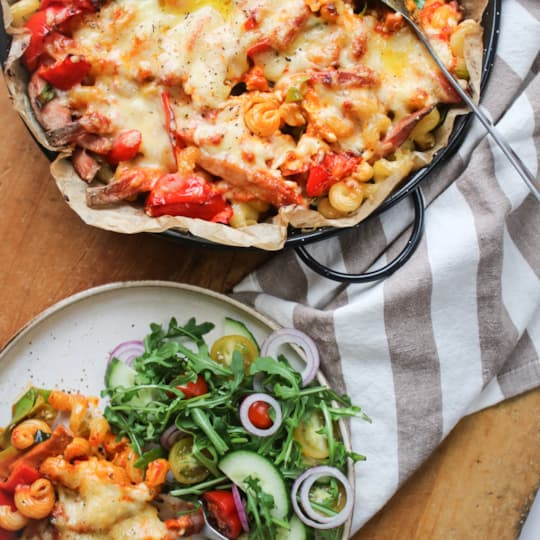 Pasta- och falukorvsgratäng med ajvar och rucculasallad
