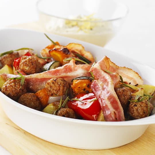 Köttbullar med rosmarinrostade grönsaker och bacon