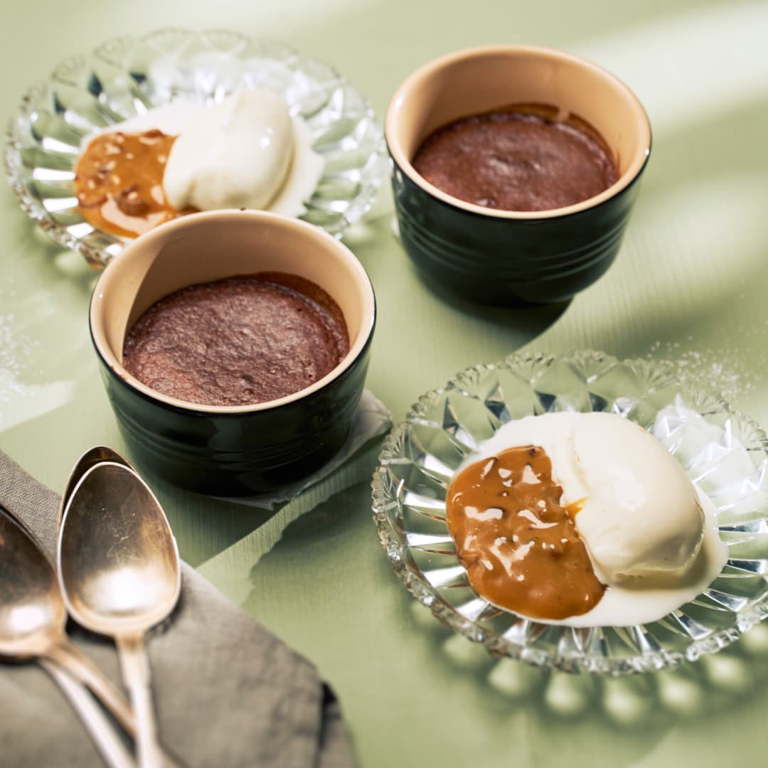 Chokladfondant med baconkolasås och vaniljglass