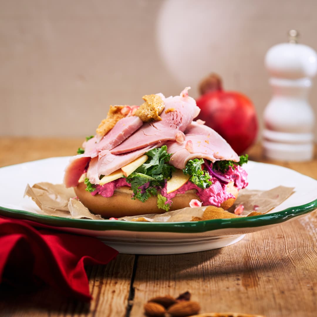 Julskinkemacka med rödbetssallad, grönkål och äpple
