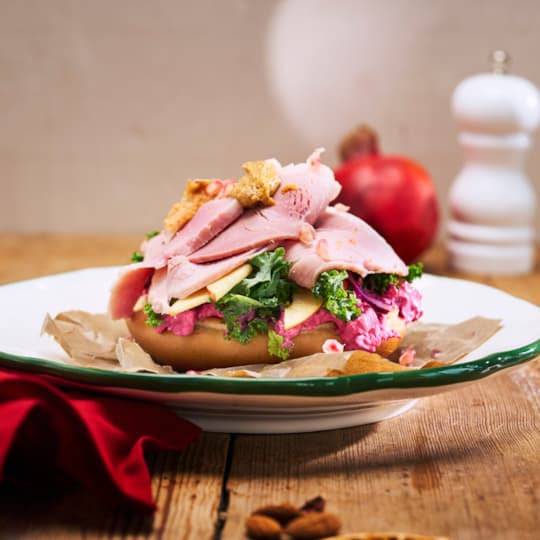 Julskinkemacka med rödbetssallad, grönkål och äpple