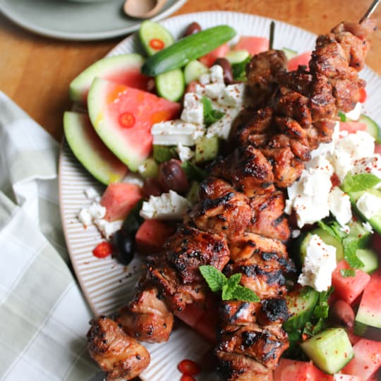 Melon- och fetostsallad med chiliheta karréspett och tzatziki