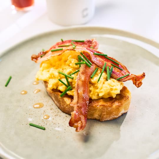 Fattiga riddare med bacon, äggröra och Lönnsirap