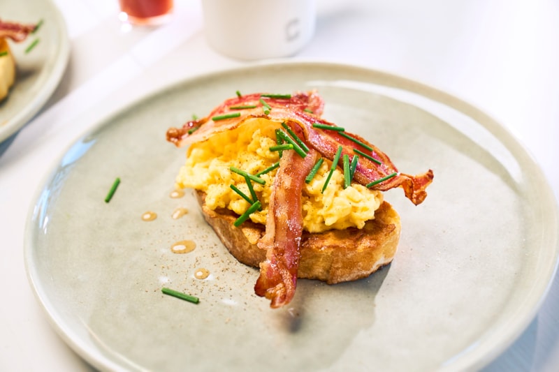 Fattiga riddare med bacon, äggröra och Lönnsirap
