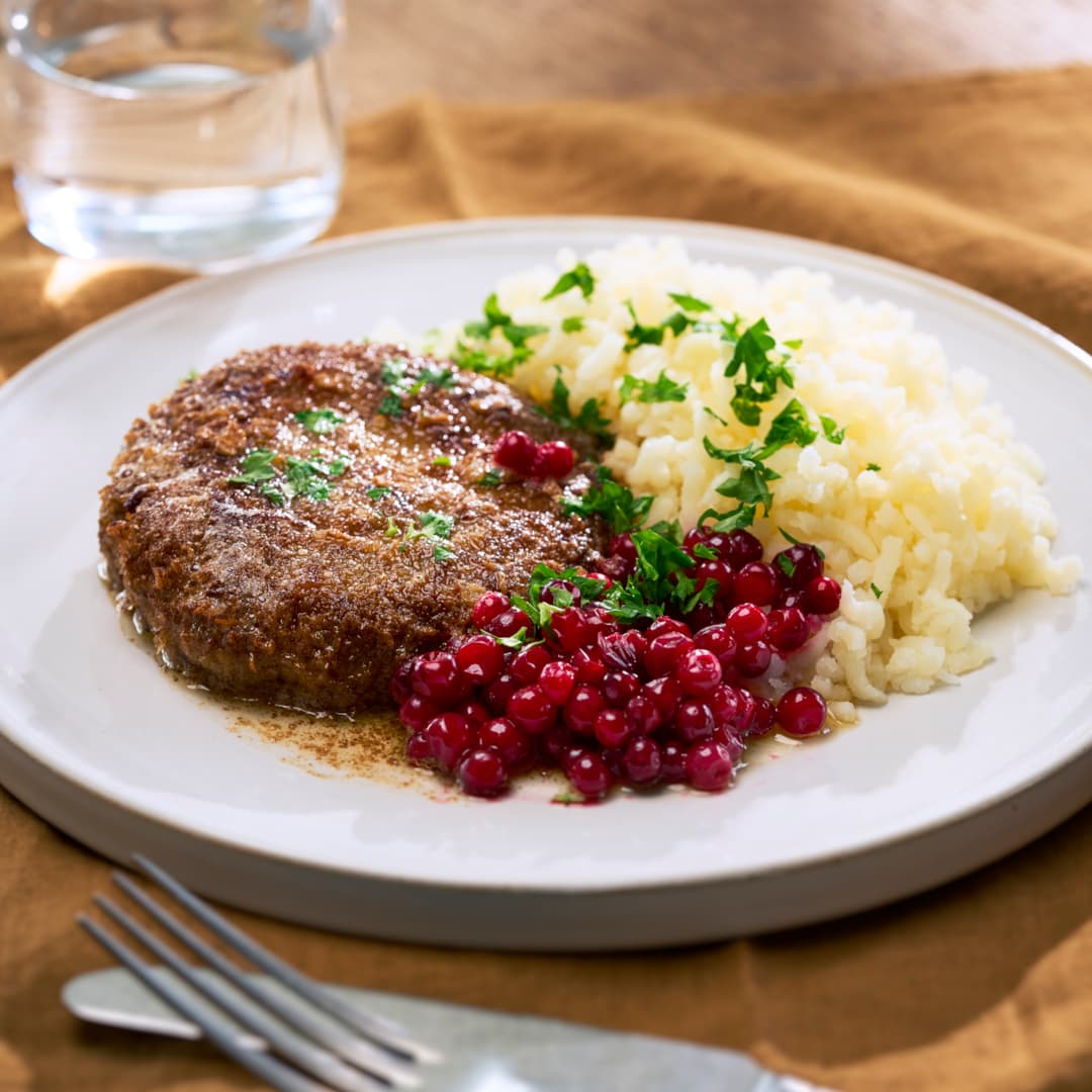 Wallenbergare med potatispuré, smält smör och rårörda lingon