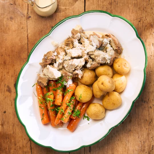 Högrev med pepparrotssås, glaserade morötter och kokt potatis