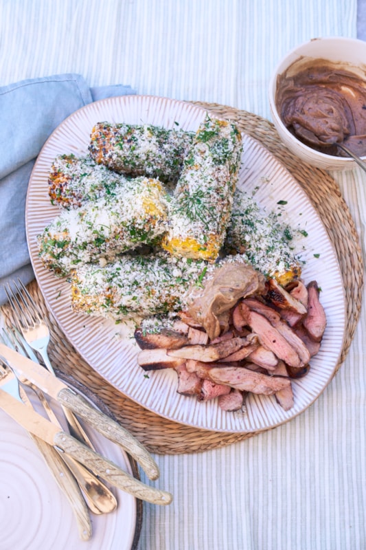 Grillad pluma med majonnäspenslad majskolv och svartvitlökssmör
