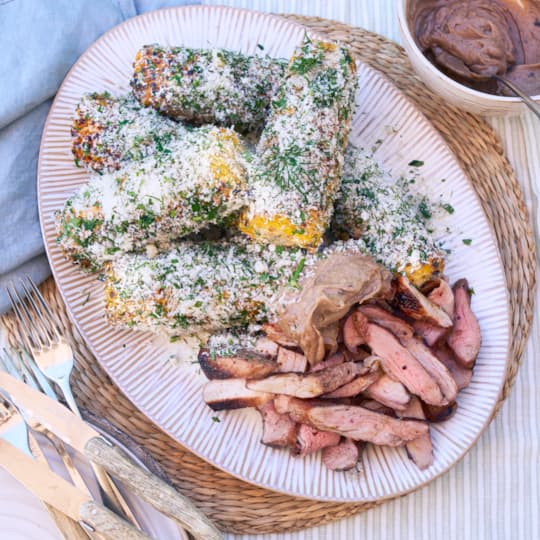 Grillad pluma med majonnäspenslad majskolv och svartvitlökssmör