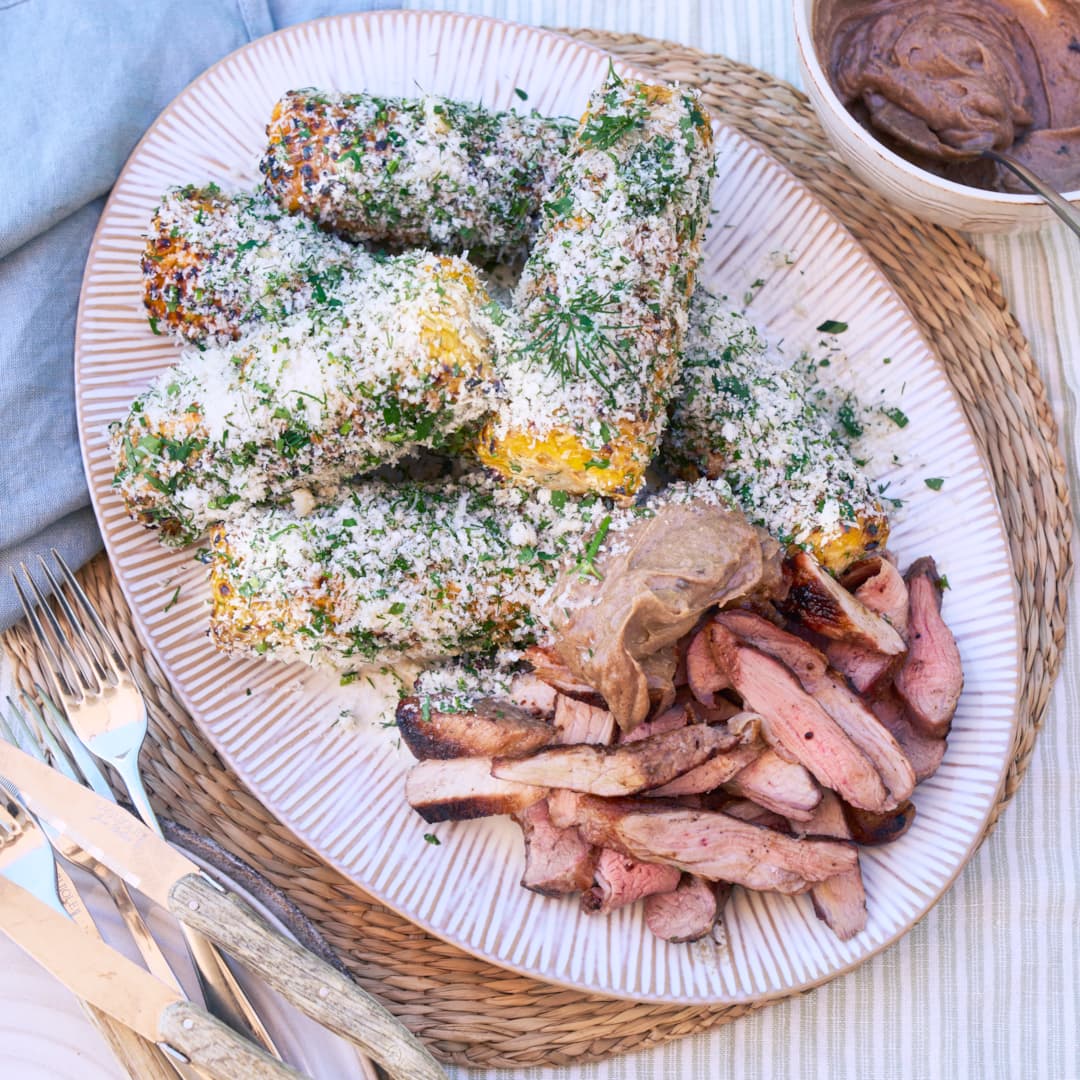 Grillad pluma med majonnäspenslad majskolv och svartvitlökssmör