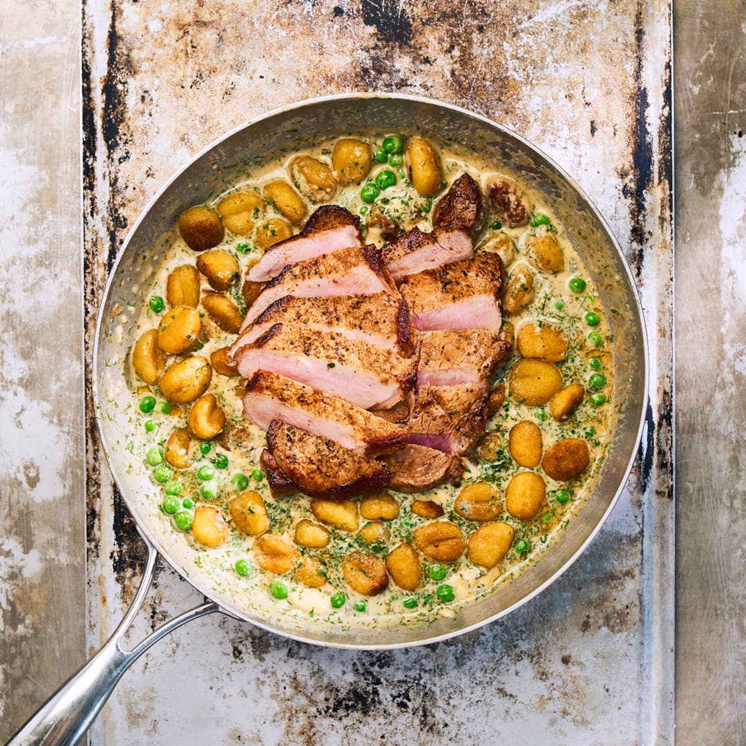 Fläskkotlett med örtgnocchi och ädelostsås