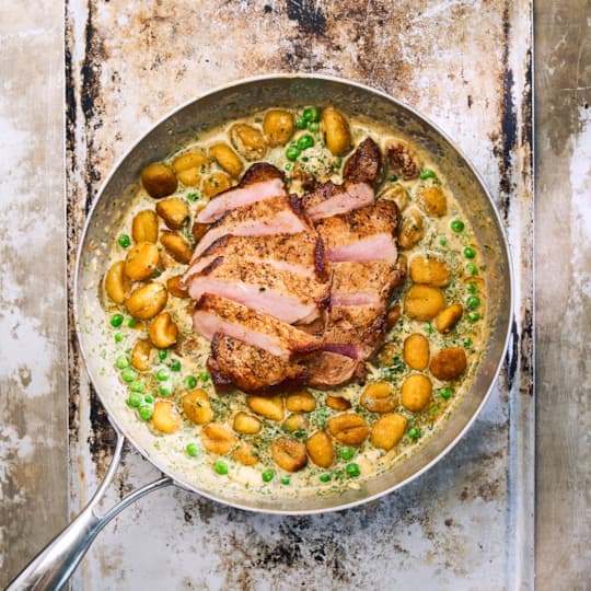 Fläskkotlett med örtgnocchi och ädelostsås