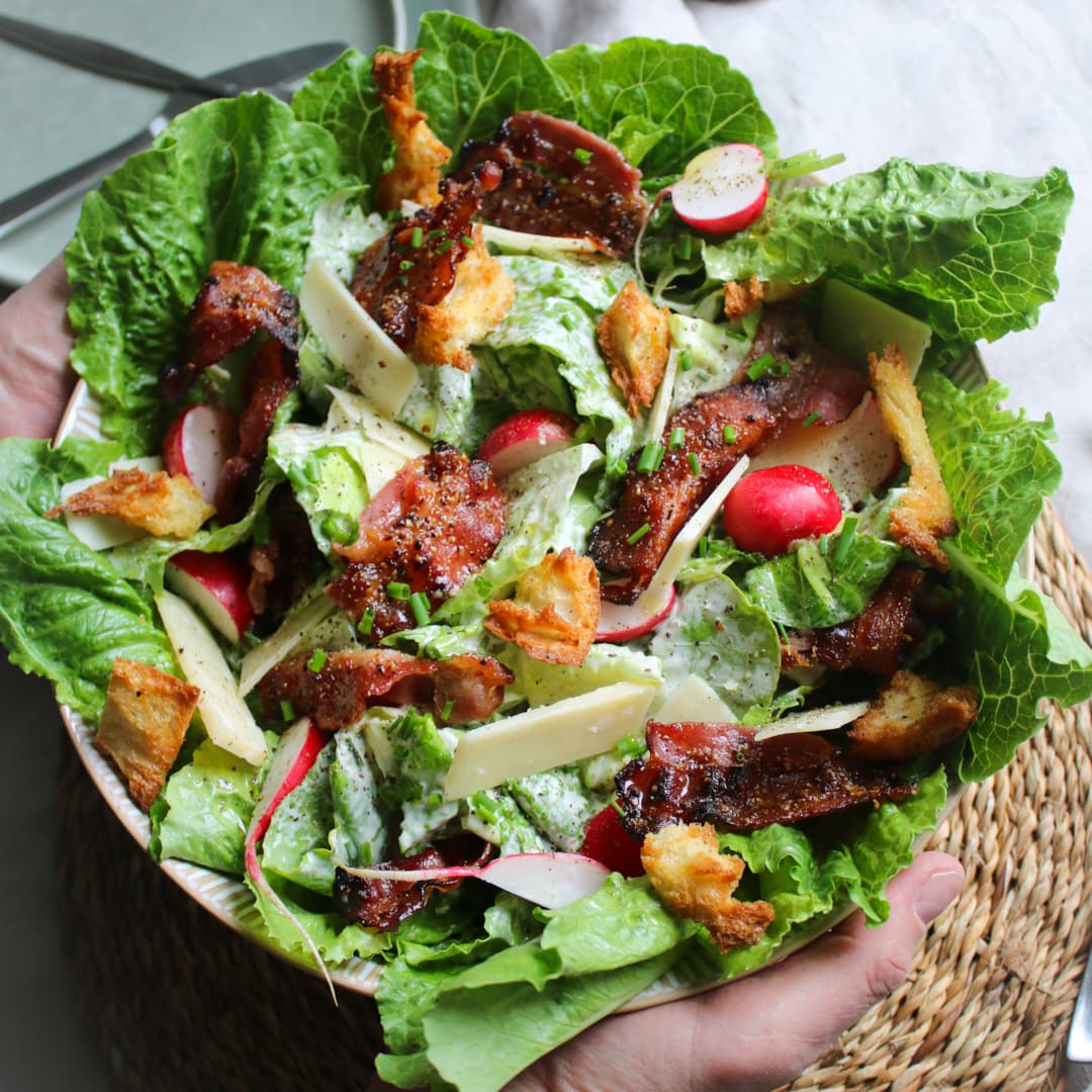 Caesarsallad med pepparglaserat bacon