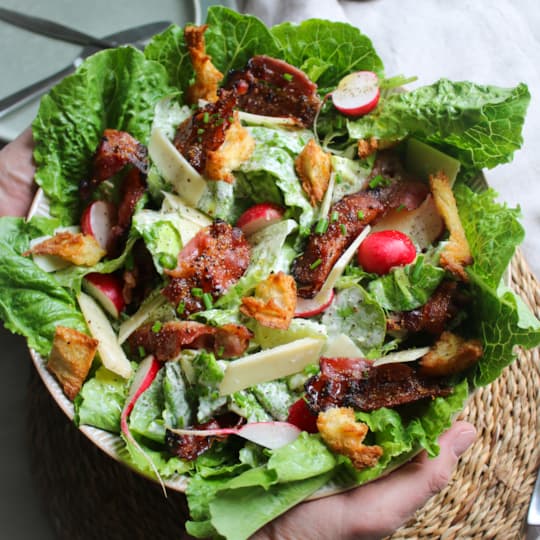 Caesarsallad med pepparglaserat bacon