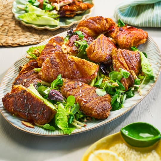 Croissant med tryffelsalami, brie och krispig sallad