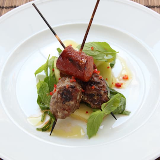 Små lammfärsspett med Red hot chorizo och spenat- och melonsallad med mynta