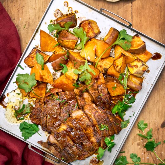 Jerkkryddad fläskkarré med mango-avokadosalsa & rostad sötpotatis