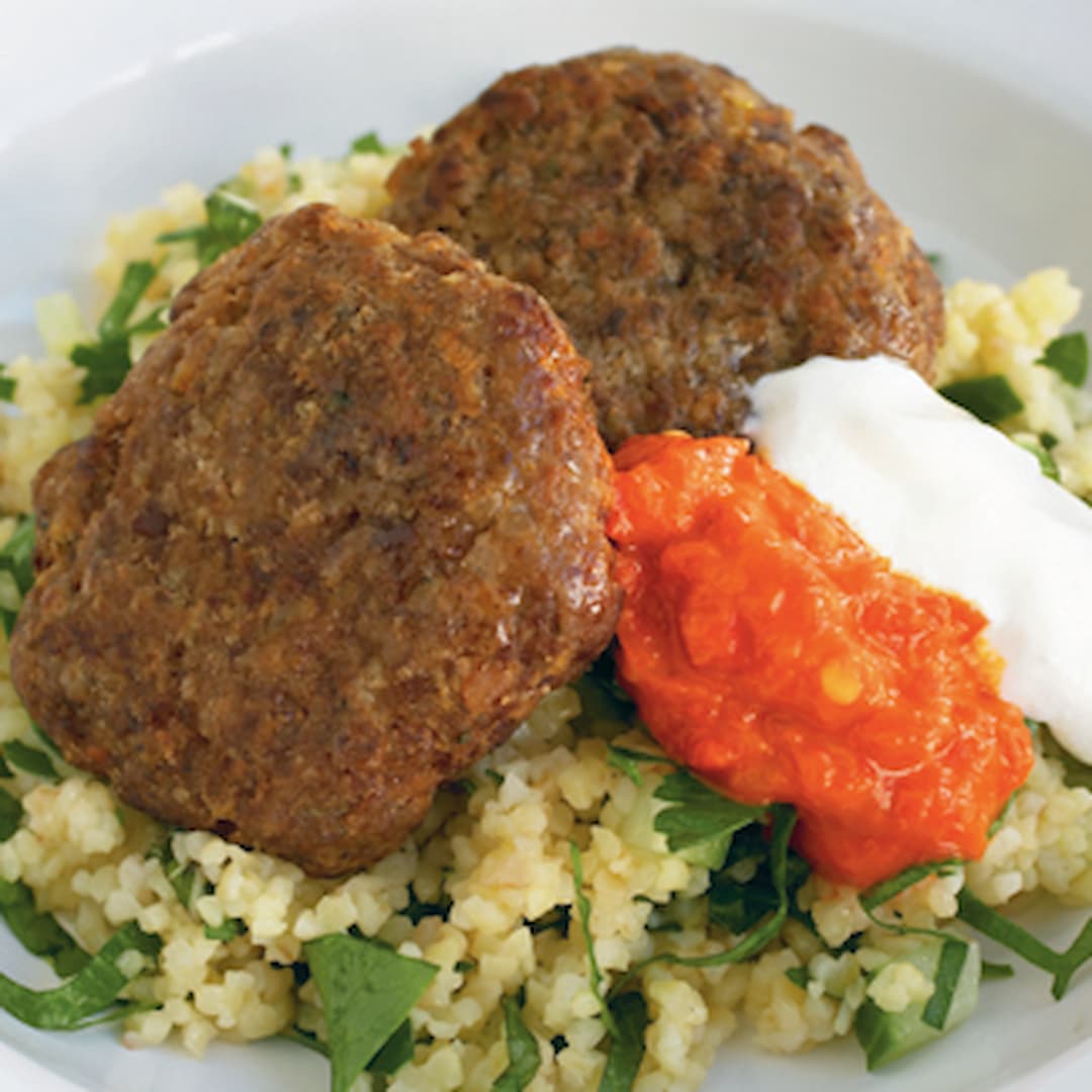 Färsbiff Sahara med myntakryddad bulgur, ajvar och gräddfil