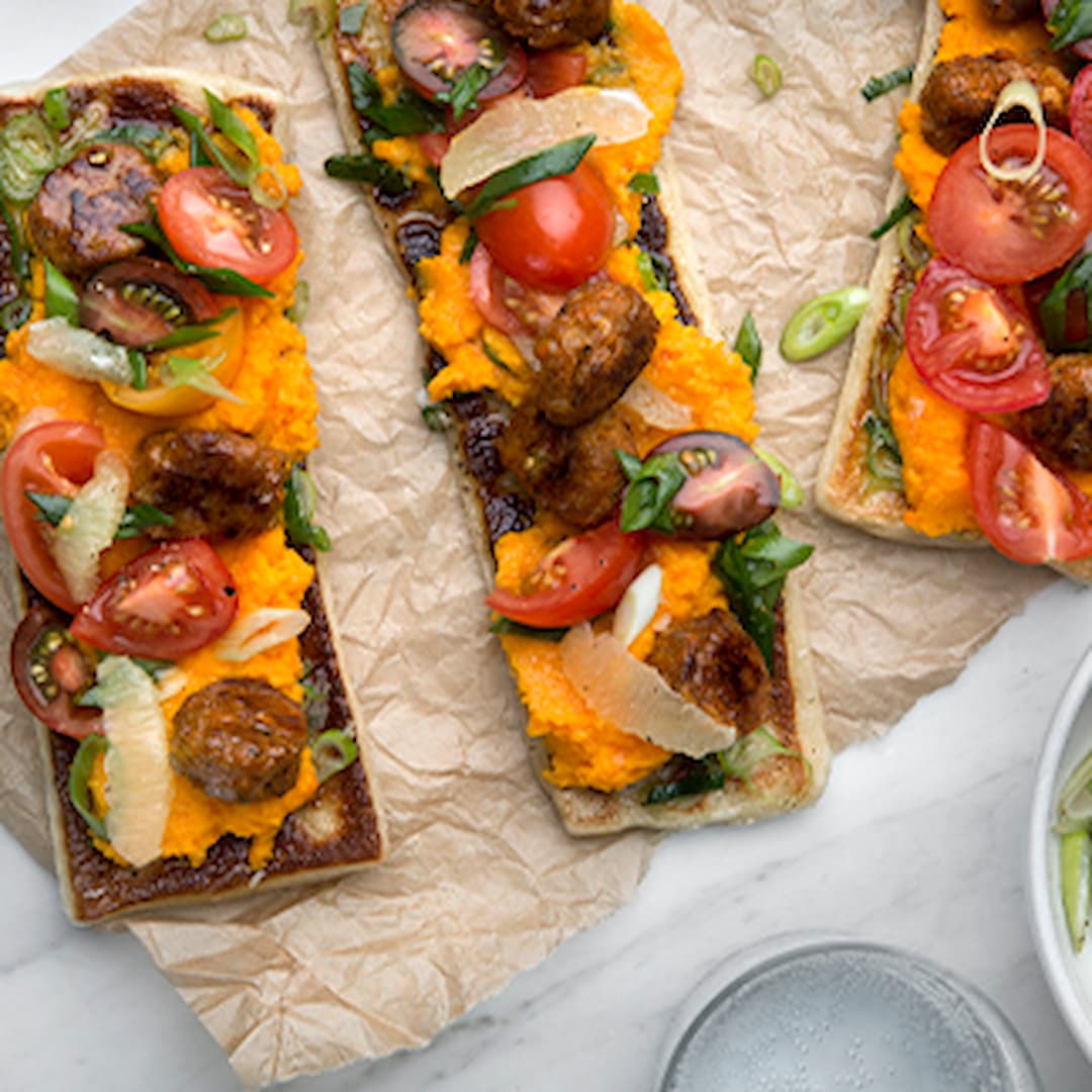 Jäpish på vitlöksflatbread morots & ingefärspuré med syrlig tomatsallad