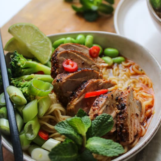 Misoramen med nudlar och kryddigt fläskkött