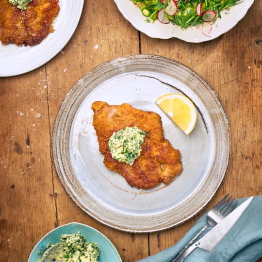 Schnitzel med kryddsmör & fräsch vårsallad