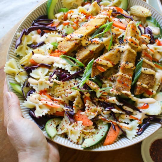 Pastasallad med knaperstekt schnitzel och spicy sesamdressing