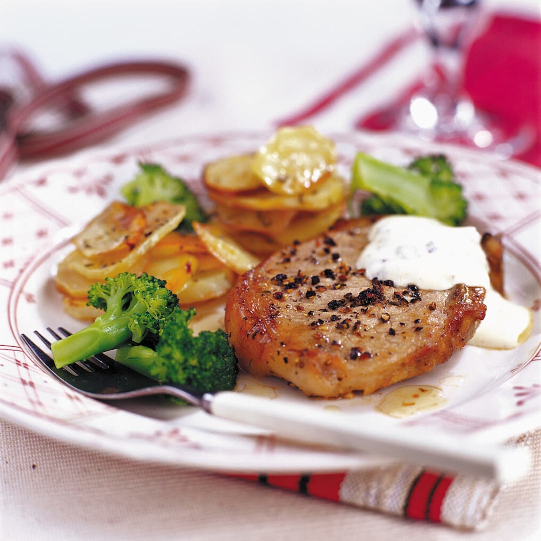 Småländsk kotlett med enbärsyoghurt och timjanstekt potatis