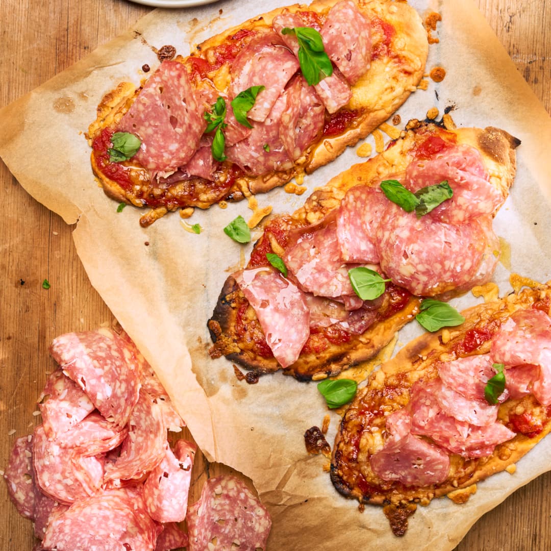 Snabbpizzor med cheddarsalami och tomatsås