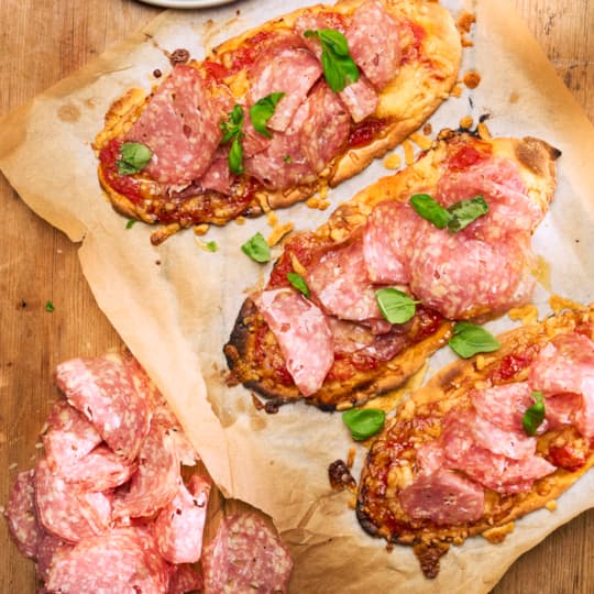 Snabbpizzor med cheddarsalami och tomatsås